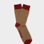 calcetines marrones con canales bordeaux