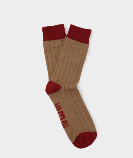 calcetines marrones con canales bordeaux