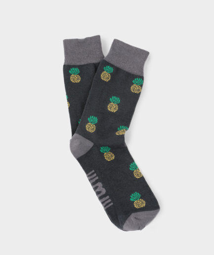 dos calcetines grises con pinãs