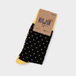 calcetines negros con puntos amarillos