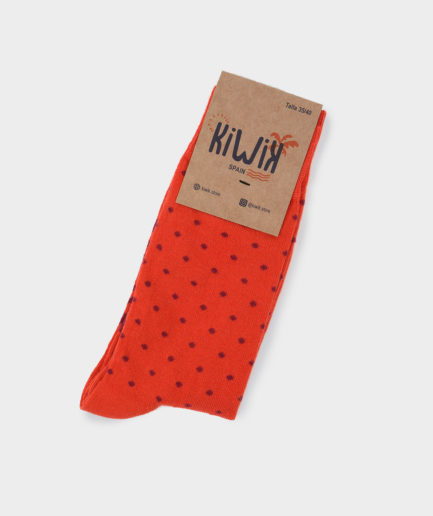 calcetines naranja con puntos rojos
