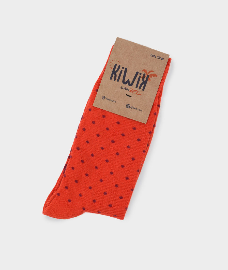 calcetines naranja con puntos rojos
