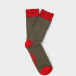 calcetines verdes con canales rojos