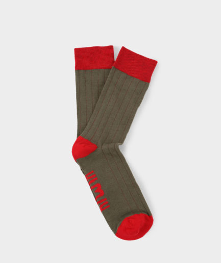 calcetines verdes con canales rojos
