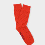 calcetines naranja con puntos rojos