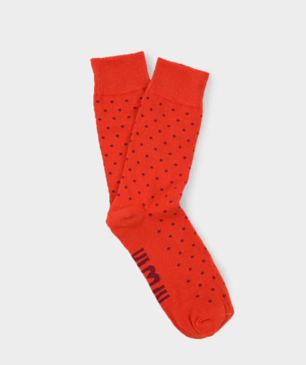calcetines naranja con puntos rojos