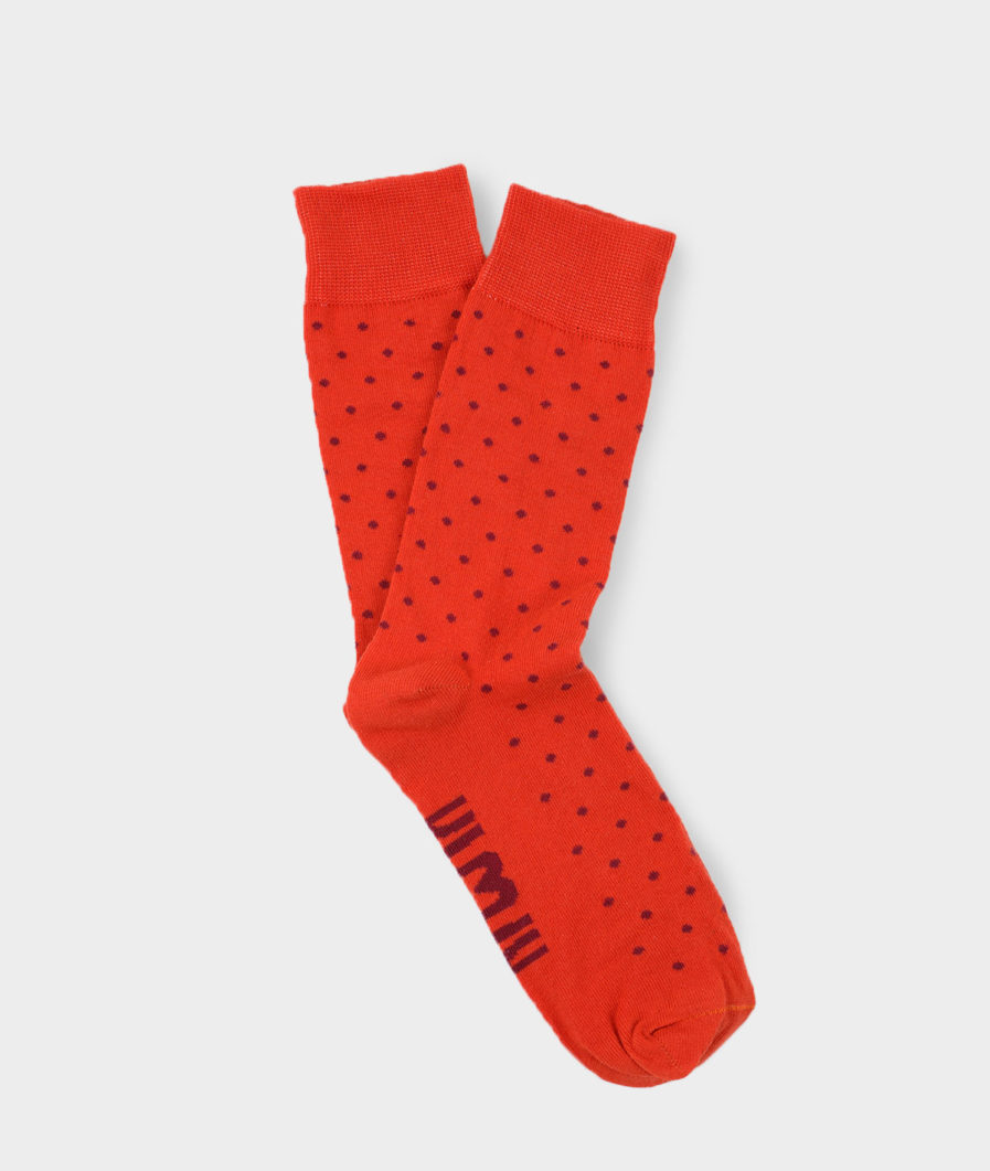 calcetines naranja con puntos rojos